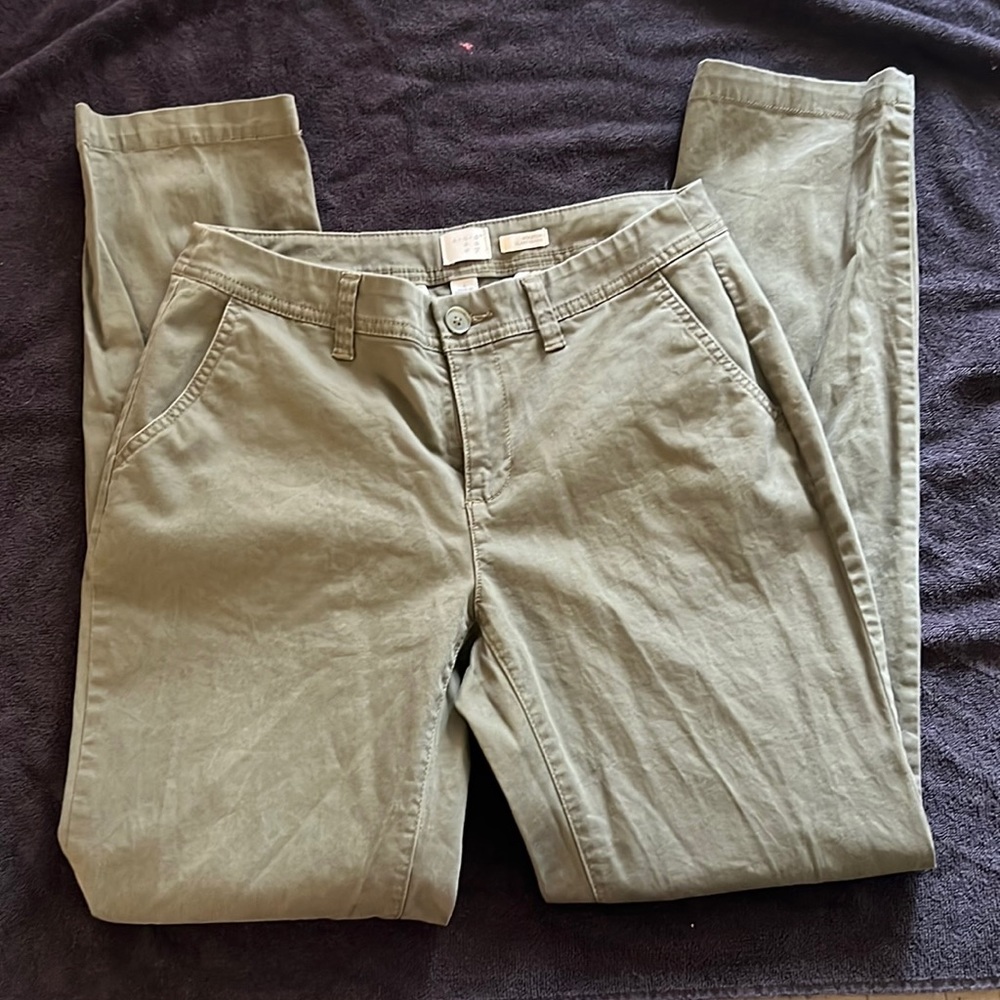 Stretch ankle pants.